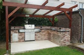 Eine überdachung und ein sichtschutz können dabei helfen. Idee Selbstgebaute Aussenkuche Mit Napoleon Standgrill Aus Stein Und Mit Holz Dach Idea Seldm Outdoor Kuche Selber Bauen Eingebauter Grill Kochen Im Freien