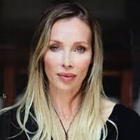 Lisa Port's Instagram, Twitter & Facebook