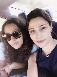 Fiica Oanei Cuzino a împlinit 20 de ani și e superbă. Imagini cu Naomi Stern-Cuzino,  care e copia la indigo a mamei sale