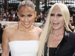 El 15 de julio se conmemora el aniversario de la muerte de versace, haciendo una doble tragedia para el sitio. Como La Tragica Muerte De Gianni Versace Ayudo A Fraguar La Amistad Entre Jennifer Lopez Y Donatella Versace