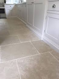 If You Re Taking Into Consideration Kitchen Floor Covering Ideas To Upgrade Your Cooking Location Maison Etage Planchers De Cuisine Cuisines De Ferme Modernes
