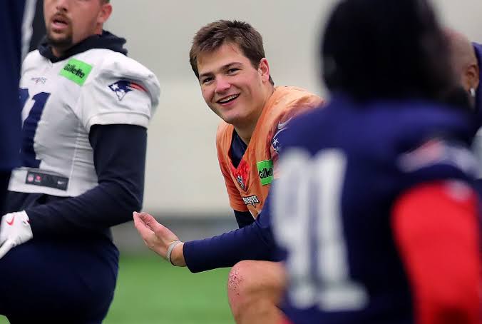 Patriots quarterback Drake Maye (illness, right shoulder) sits out practice