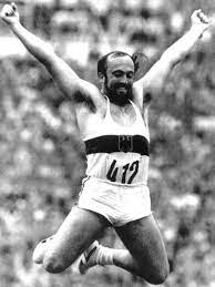 Speerwurf (speerwerfen, englisch javelin) ist eine disziplin der leichtathletik, bei der ein speer nach einem anlauf möglichst weit zu werfen ist.dafür stehen im wettkampf sechs versuche zur verfügung. Klaus Wolfermann Hall Of Fame Des Deutschen Sports