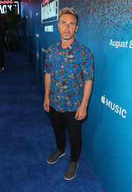 Gary barlow, es un cantautor, compositor, pianista y productor inglés. Hotter Als Daddy Hier Zeigt Gary Barlows Sohn Seine Muckis Promiflash De