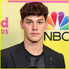 Danielle Suffron's Instagram, Twitter & Facebook