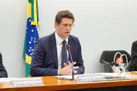 Quem tem que dizer como o brasil vai combater o desmatamento ilegal é o brasil. Ricardo Salles E Ministerio Do Meio Ambiente Sao Alvos De Operacao Da Pf