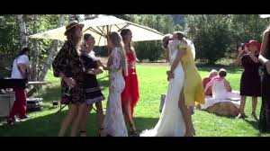 Aquí ofrecemos ideas para regalos de boda originales que sirvan de recuerdo para este día tan especial Canciones Para Regalar Canciones Personalizadas Una Cancion Sorpresa Para Una Boda Youtube