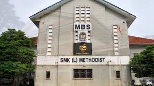 Guru penyelaras smk methodist menerima cenderahati dan sijil penghargaan kerana menyumbang bakti menjadi guru yang paling lama (15 tahun) memimpin. Sing A Rousing Song Methodist Boys School Penang Facebook