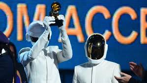 Les daft punk sont montés cinq fois sur la scène des grammy awards ce dimanche pour récupérer leurs prix. Les Daft Punk Tombent Le Casque Decouvrez Leurs Vrais Visages Ladepeche Fr