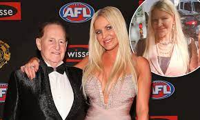 Discover brynne edelsten's biography, age, height, physical stats, dating/affairs, family and profession refreshes. Brynne Edelsten Reveals Very Normal New Job After Going Bankrupt After Divorce From Geoffrey Daily Mail Online