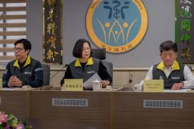 中央流行疫情指揮中心3月21日14:00記者會出席名單第一排從左到右中央流行疫情指揮中心 莊人祥 社區防疫組副組長中央流行疫情指揮中心 周志浩 疫情監測組組長中央流行疫情指揮中心 陳時中 指揮官中央流行疫情指揮中心 陳宗彥 副指揮官. æ…°å‹‰ä¸­å¤®æµè¡Œç–«æƒ…æŒ‡æ®ä¸­å¿ƒé˜²ç–«åŒä»ç¸½çµ± æˆ'å€'æœ‰å…‹æœå›°é›£çš„èƒ½åŠ›æœ‰ä¿¡å¿ƒæˆ°å‹ç–«æƒ…