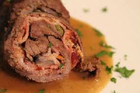 Cu ajutorul unui cutit bine ascutit o feliezi pentru a fi cat mai subtire. Rulada Din Pulpa De Porc Retetele Tale