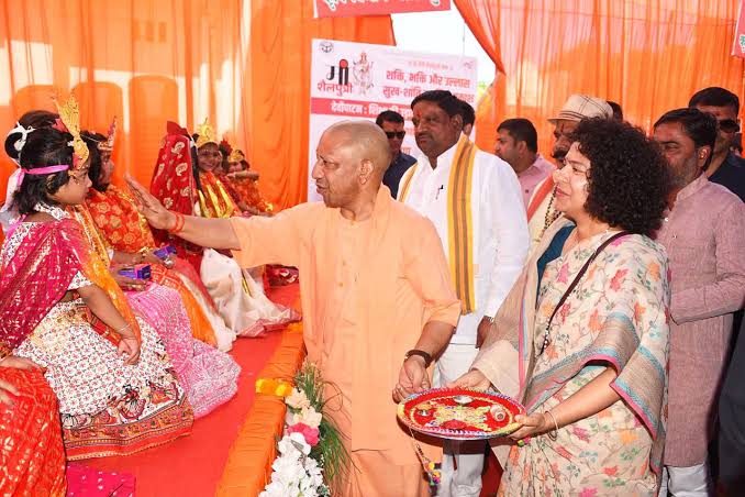 नारी सम्मान और स्वावलंबन पर मुख्यमंत्री योगी आदित्यनाथ ने देवीपाटन में शिक्षा की उड़ान पहल शुरू की