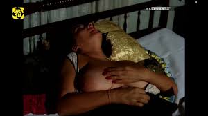 Thelma Reston nua e pelada se masturbando em os Sete Gatinhos. - AENUDES