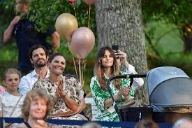 Kungahuset har publicerat den första bilden på prinsessan sofia och prins carl philips son prins julian. Gjorde Sin Debut Carl Philip Og Sofia Bod Pa Sod Overraskelse Billed Bladet