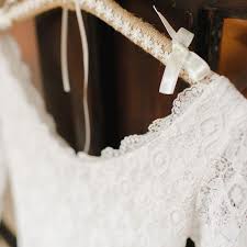 Hochzeitskleider, fernab des klassischen weiß. Gunstiges Brautkleid Es Muss Nicht Teuer Sein Um Dich Besonders Fuhlen Zu Lassen Brigitte De