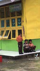 Viral Tiga Bocah Berseragam Pramuka Berbagi Makanan, Bikin Warganet  Nostalgia