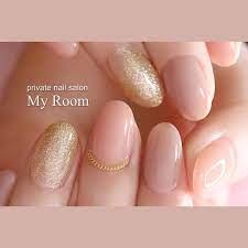 吉田有香 nail salon myroom マイルーム さんはinstagramを利用しています ピンクベージュとグレージュに細かい ゴールドラメのシンプルオフィスネイル うるつや感がかわいいです nails nailstagram nail ネイル ネイル シンプル ピンク ピンクベージュ