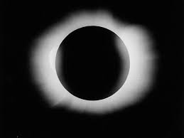 Perbedaan penampakan antara gerhana matahari sebagian dengan gerhana matahari total dapat dilihat pada dua gambar di bawah ini. 5 Fakta Gerhana Matahari Total Yang Akan Terjadi 2 Juli Besok