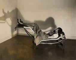 Muchos tienen almacenaje extra bajo la chaise longue o se convierten en cama. Charlotte Perriand Sur La Chaise Longue Basculante B306 1928 1929 Le Corbusier P Jeanneret C Perriand Vers 1928 C F L C Adagp Paris 2019 C Adagp Paris 2019 C Achp France Today
