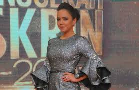 Nora danish disuruh tidak memakai baju dek kerana sebuah foto yang di muat naik ketika majlis perlantikannya sebagai duta produk safi rania. Nora Danish Mohon Maaf Rekaan Menyerupai Rahib
