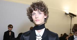 Je älter, desto mehr interesse haben jungs für ihr aussehen. Lockenpracht Manner So Findet Ihr Eure Passende Frisur The Treatment Files De