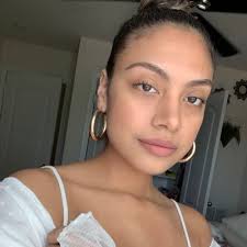 Olivia Tobar (@livvvzzz)