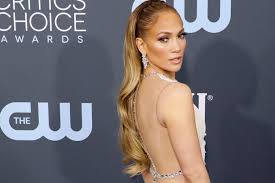 ✨ jlo beauty is available now! Neue Frisur Jennifer Lopez Zeigt Sich Mit Curly Bob Glamour