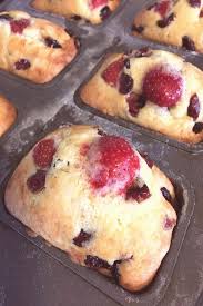 Ingredients 125 Grammes De Farine 2 Oeufs 60 Grammes De Sucre 90 Grammes De Beurre 1 Sachet De Suc En 2020 Recette Cake Sucre Recette Dessert Fraise Cake Moelleux