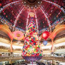 The Galeries Lafayette Is An Upmarket French Department Store Chain Its Flagship Store Is On Boulevard Haussm Sapin De Noel Decoration Noel Magasin Decoration