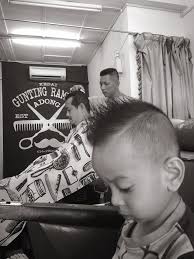 Cara potong rambut sendiri di rumah tak sesulit yang kamu pikir, kok. Kedai Gunting Rambut Adong Home Facebook