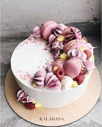 Wedding Cake Decorated With Macarons And Redfruits Coloured Whipped Cream Weddingcake Macarons Niceideas Desserts Cake Recipes Cake Desserts