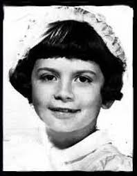 En plena guerra civil española, el joven médico víctor dalmau, junto a su amiga pianista roser bruguera, se ven obligados a abandonar barcelona, exiliarse y cruzar los pirineos rumbo a francia. Autores Latinoamericanos Isabel Allende Y Su Casa De Los Espiritus 1era Parte Steemit