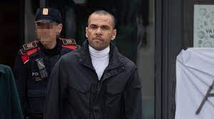 Las fotos de Dani Alves saliendo de la cárcel tras conseguir la libertad  provisional