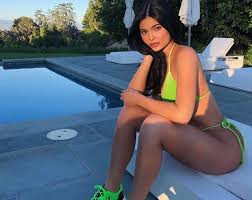 Кажется, кайли дженнер решили полностью перекроить свое тело. Kajli Dzhenner Nazvala Podarkom Rastyazhki Na Tele Posle Rozhdeniya Docheri