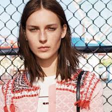 Julia Bergshoeff schittert in hagelnieuw Mango-lookbook