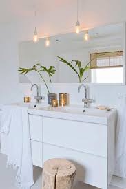 Son meuble vasque et ses meubles suspendus sont. La Salle De Bain Scandinave En 40 Photos Inspirantes Archzine Fr