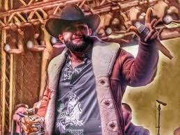 Carin león no solo tiene una voz poderosa, con su peculiar estilo trata de recuperar las raíces y esencia ranchera del regional mexicano, además tiene varias de sus composiciones grabadas con. Carin Leon Releases Encerrados Pero Enfiestados His New Live Album Sunriseread