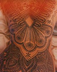 Tatuajes En La Columna Disenos Y Peligros Para Embarazadas Embarazo10 Com