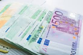 Früher war das zu dm zeiten noch eklatanter, als es noch 1000 dm scheine gab, da war das nochmal die hälfte an scheinen und damit volumen, da passte ne million noch in eine hand :lol Euro 50 Und 100 Geldscheine Kostenlose Foto