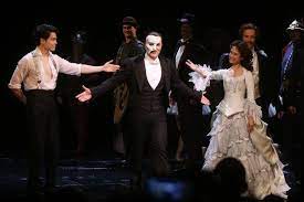 El fantasma de la ópera es un musical de andrew lloyd webber, letras de charles hart y richard stilgoe, y libreto de los propios andrew lloyd webber y richard stilgoe. Rodney Ingram Peter Joback And Ali Ewoldt The Phantom Of The Opera Celebrates 30 Years On Broadway Phantom Of The Opera Phantom Opera