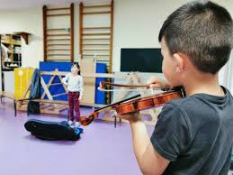 Ils ne savent pas ce qu'on pense d'eux en bas. Depuis Novembre Des Ecoliers Jouent Les Apprentis Violonistes A La Ronde Couture A Charleville Mezieres