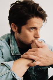 Jeho otcem je bývalý profesionální fotbalista daniel bravo a matkou zpěvačka eva bravo. Lucas Bravo From Emily In Paris Is Your New Netflix Crush Vogue Singapore Lifestyle Entertainment Celebrities
