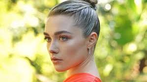 Born 3 january 1996) is an english actress.born in oxford, she made her acting debut in 2014 in the drama film the falling.pugh gained recognition for her leading role as a violent young bride in the independent drama lady macbeth (2016), winning a british independent film award.after starring in the 2018 films king lear and outlaw king, she drew praise for her. Florence Pugh Gives Her Hair An Unexpected Sparkly Twist
