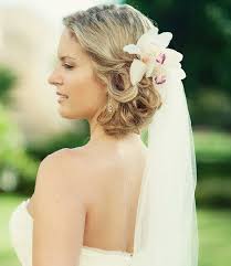 I made a hair flower that i want to wear for the reception and some pictures. 20 Breezy Beach Wedding Hairstyles And Hair Ideas Short Wedding Hair Beach Wedding Hair Unique Wedding Hairstyles