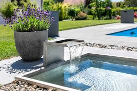 Ein wasserspiel im garten ist nicht nur ein blickfang, sondern das plätschernde wasser wirkt sehr entspannend und beruhigend und lenkt vom. Gartenbau Mit Stahlelementen Sichtschutz Oder Dekoelement