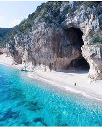 De acordo com a cnn, foram notificadas 41 pessoas, com multas que podem ir até aos três mil euros. Praia De Cala Luna Sardenha Italia Beautiful Places Italy Photography Places To Visit