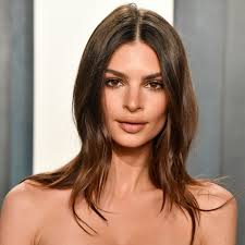 Emily ratajkowski turned up at the 73rd annual tony awards, made our jaws drop because of her dress featuring a neckline that plunged down to her stomach, and gave us our new haircut. Even Emily Ratajkowski Is Cutting Her Own Hair Vogue