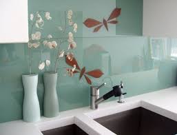 Pour une magnifique crédence de cuisine en verre, la miroiterie des plaines vous propose un large choix de verres laqués. Credence En Verre Jolie Et Pratique En 20 Designs Tendance Credence Verre Salle De Bains En Verre Credence