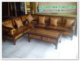 Pada contoh gambar di atas, bisa dilihat bahwa set meja kursi selain itu, kursi tersebut juga memiliki desain yang unik yaitu mempunyai peruntukan sebagai rak buku. Kursi Sudut Minimalis Jati Terbaru Furniture Jepara Mebel Jepara